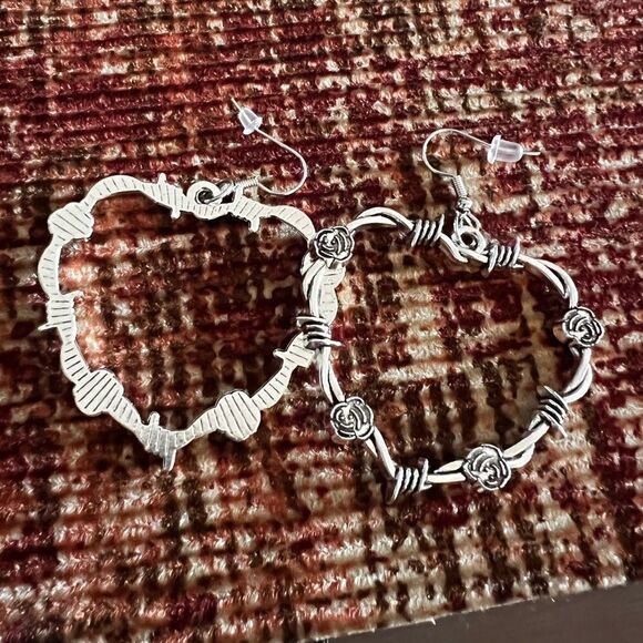 Gothic Heart Earrings w/Barbed Wire and Rose Detail NWOT - Picture 4 of 5